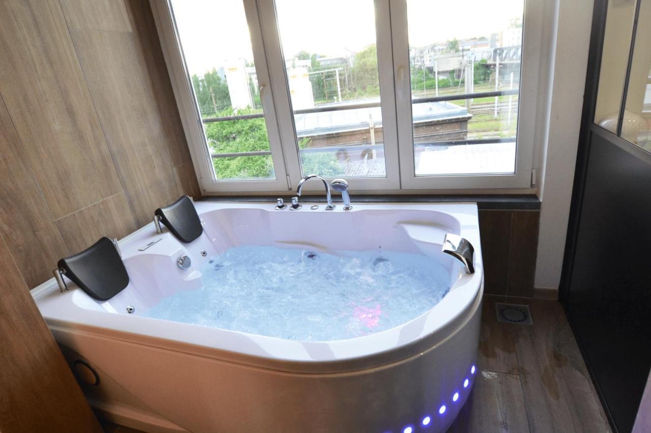 Capsule Wellness - Sauna - Balneo - Machine De Sport Privatif - Ps5 - 2 Chambres Valenciennes Exterior foto